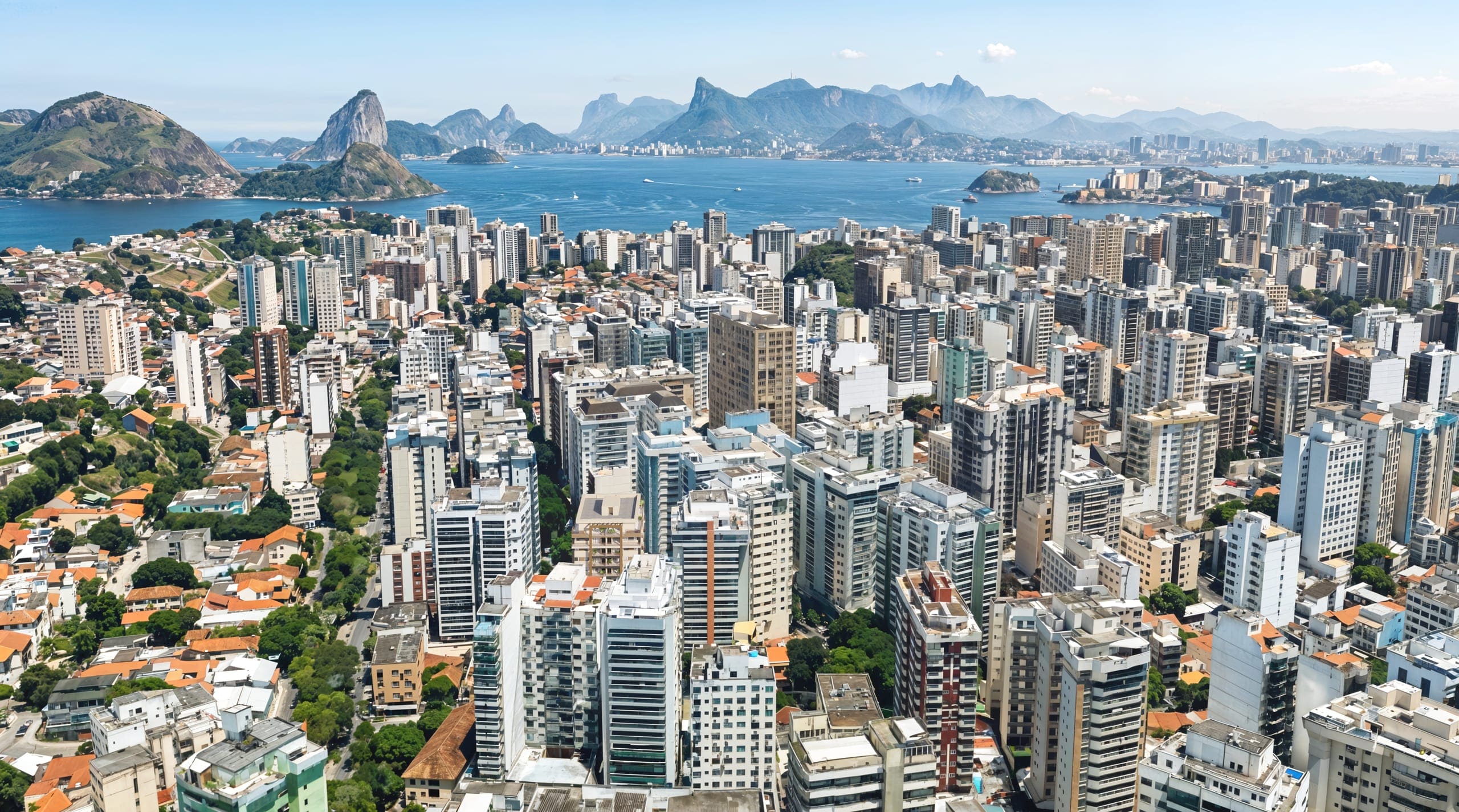 Vista aérea de Icaraí com o SOLO na Rua Dom Bosco, 104, a Baía de Guanabara e o Rio ao fundo