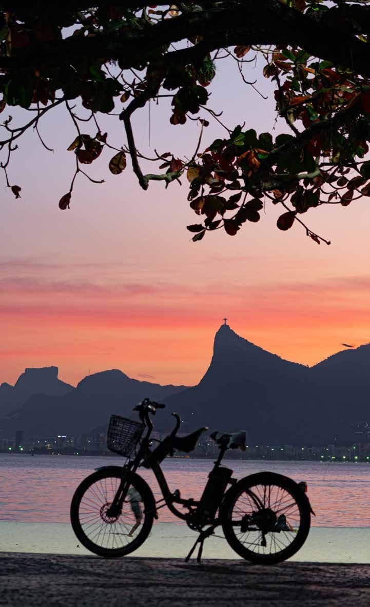 Bicicleta na orla de Niterói ao pôr do sol, com o Pão de Açúcar ao fundo