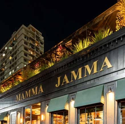 Fachada da pizzaria Mamma Jamma à noite