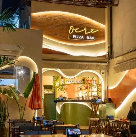Bar e pizzaria com iluminação curva no Jardim Icaraí