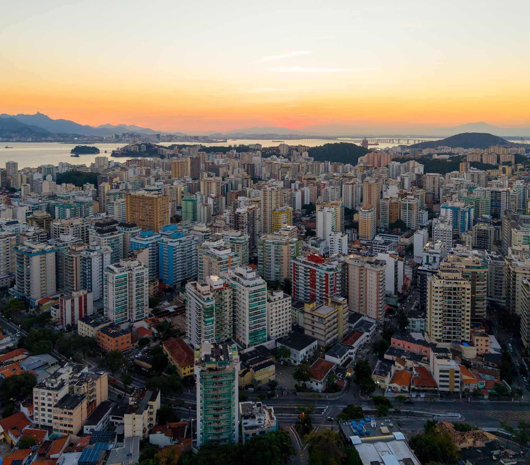 Vista aérea de Icaraí ao pôr do sol