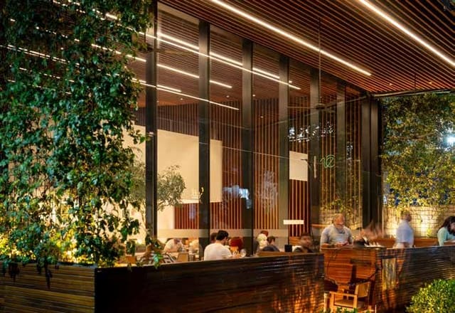 Salão de restaurante com jardim vertical no Jardim Icaraí