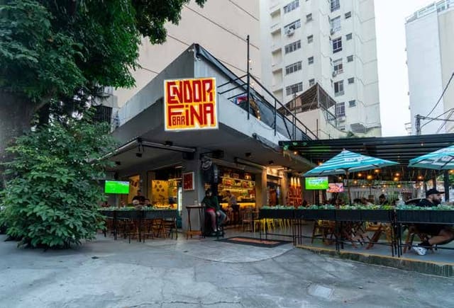 Bar e restaurante com mesas externas no Jardim Icaraí