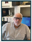 Arquiteto Joaquim Andrade em seu escritório